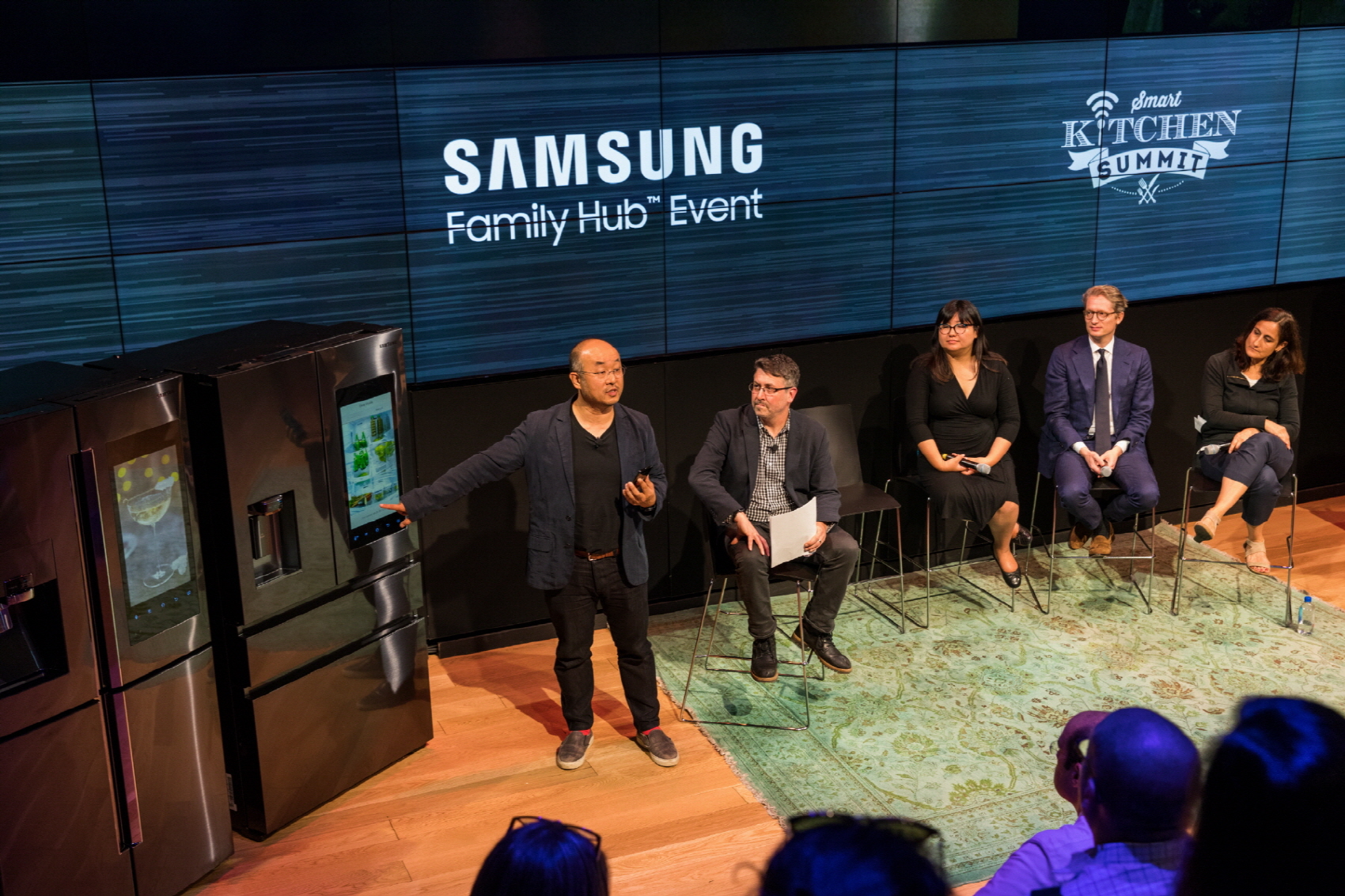 뉴욕에서 패밀리 허브를 설명하고 있다