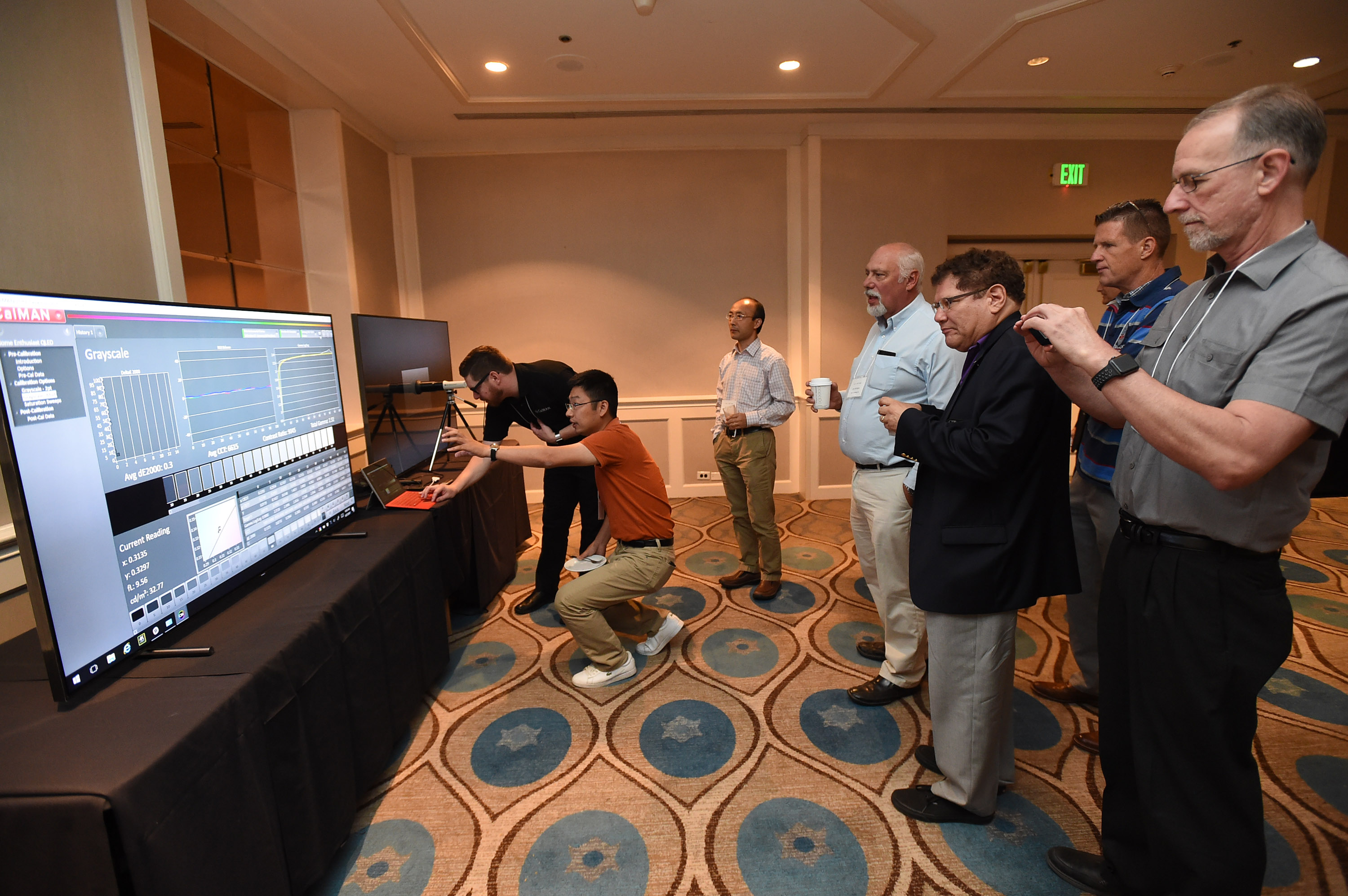 관람객들이 삼성 QLED TV의 컬러 볼륨에 대해 보고 있다.