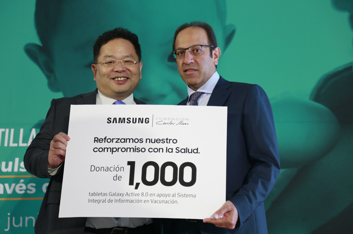 삼성전자 멕시코법인의 조홍상 상무(왼쪽)와 카를로스 슬림 재단의 마르코 안토니오 슬림(Marco Antonio Slim Domit, 오른쪽)이 멕시코 자원봉사 협력을 위한 파트너십을 체결하고 있는 모습