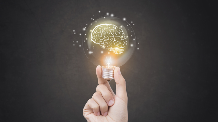 전구를 들고있는 손 모양