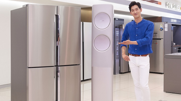 삼성전자 모델이 전력 피크 관리 기능이 탑재된 무풍에어컨과 T9000 냉장고를 소개하고 있다.