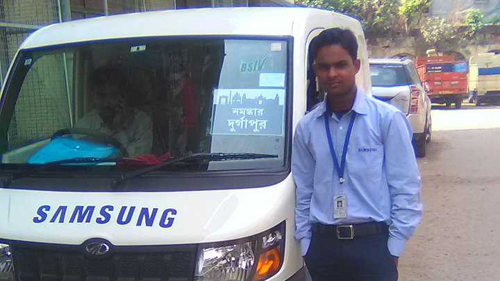 삼성서비스센터 차량 앞 직원