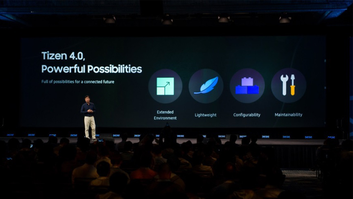 타이젠 4.0에 대해 프리젠테이션중인 남자