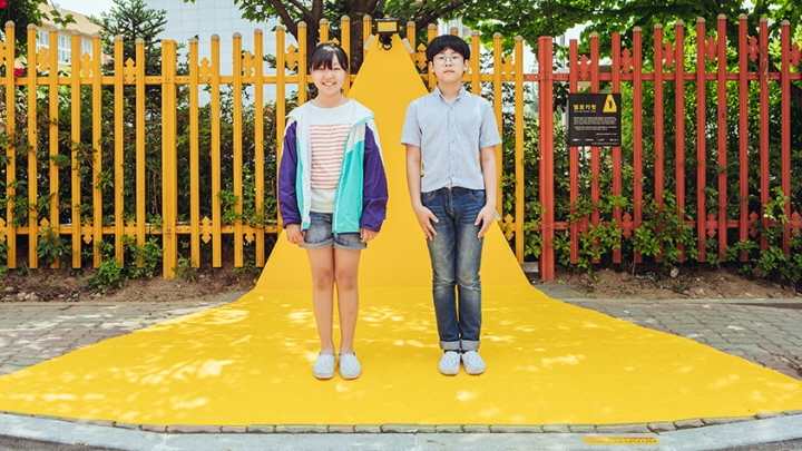 옐로카펫 위에 서 있는 두 아이