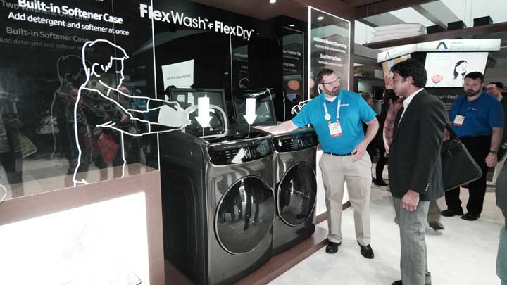 세탁기를 설명하는 직원