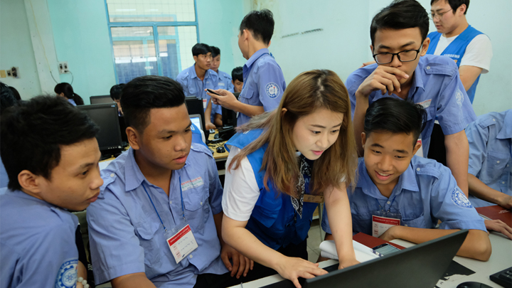 엑셀 ppt 등 문서작업을 알려주는 임직원과 수업을 듣는 학생들