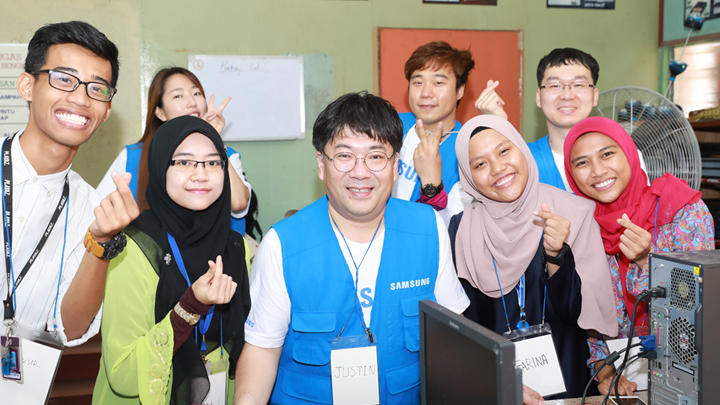말레이시아 봉사를 하는 임직원과 학생들