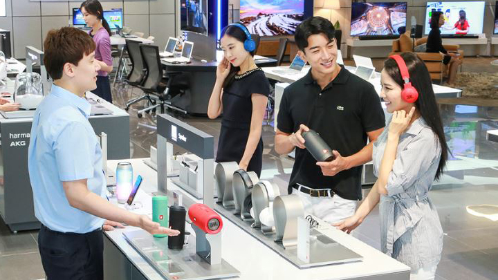 성전자가 8월 1일 세계적인 오디오 브랜드 ‘하만(Harman)’의 컨슈머 오디오 제품을 전국 삼성 디지털프라자 대형 매장 30개를 중심으로 판매한다. 서울 논현동에 위치한 삼성디지털프라자 강남본점을 방문한 고객들이 하만 오디오 제품을 살펴보고 있다.