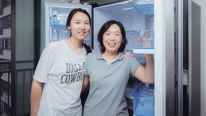 냉장고 앞 모녀