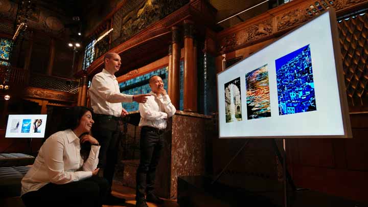 현지시간 23일 하반기 전략스마트폰 공개 행사인 '갤럭시 언팩'이 진행되는 미국 뉴욕 파크 애비뉴 아모리에 삼성전자 라이프스타일TV '더 프레임'이 등장했다.'더 프레임'에는 갤럭시 노트 S펜으로 완성한 작품 공유하는 소셜네트워크서비스 펜업(PENUP)의 작품들이 전시될 예정이다.