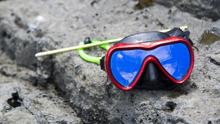 바다 바위 위에 놓인 물안경