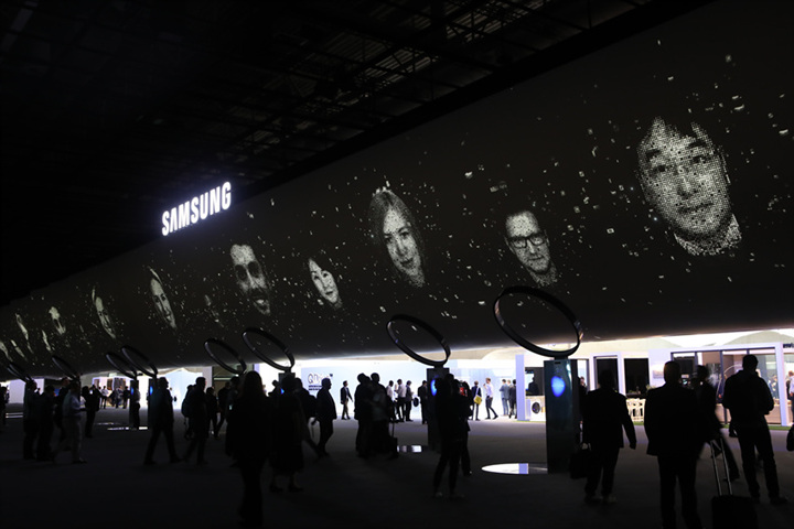 ▲ 삼성타운에 입장하자마자 보이는 원 삼성 존에서는 자신의 얼굴을 촬영해 대형 디스플레이로 볼 수 있다