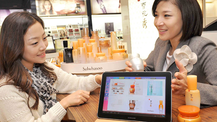삼성전자 '갤럭시탭 10.1'이 (주)아모레퍼시픽의 백화점 매장에서 뷰티 컨설팅 디바이스로 활용되어 화제다. 삼성전자는 갤럭시탭 10.1을 국내 뷰티·헬스 전문 기업인 (주)아모레퍼시픽에 공급하여 백화점 내에 입점한 설화수ㆍ헤라·아모레퍼시픽ㆍ리리코스ㆍ라네즈 매장에서 카운셀링 서비스를 제공할 수 있도록 활용되고 있다. 특히, 갤럭시탭 10.1에 최적화된 뷰티 컨설팅 서비스 솔루션은 피부 진단기와 연동되어 고객의 피부상태를 측정할수 있고, 브랜드와 제품에 대한 상세 정보 제공을 통해 고객에게 필요한 제품을 추천할 수 있어, 고객 정보관리는 물론 고객 성향을 바탕으로 맞춤형 서비스가 한결 수월해졌다. 삼성전자 갤럭시탭 10.1은 현재까지 전국 72개 백화점 내 입점해 있는 215개의 (주)아모레퍼시픽 브랜드 매장에서활용되고 있으며, 이달 중에 추가로 공급될 예정이다. (주)아모레퍼시픽 이용협 백화점사업부장은 "고객들에게 아모레퍼시픽만의 전문화된 서비스를 제공하고자 갤럭시탭 10.1을도입하게 되었다"며, "갤럭시탭 10.1을 통해 고객의 성향을 면밀하게 파악하고 제품에 대한 정보를 정확하게 제공할 수 있는 등 보다 스마트한 서비스를 제공할 수 있게 되었다"고 말했다. 한편, 삼성전자 관계자는 "갤럭시탭 10.1은 아모레퍼시픽 고객 관리 등에 있어 업무의 효율성을 높이고 고객 서비스 차별화에도 도움을 줄 것으로 기대된다"며, "앞으로도 다양한 전문 분야에서 갤럭시탭 10.1이 유용하게 활용될 수 있도록 지속적으로 솔루션을 개발해 나갈 것"이라고 밝혔다. ▲'갤럭시탭 10.1' 전국 215개 (주)아모레퍼시픽 매장에서 활용 