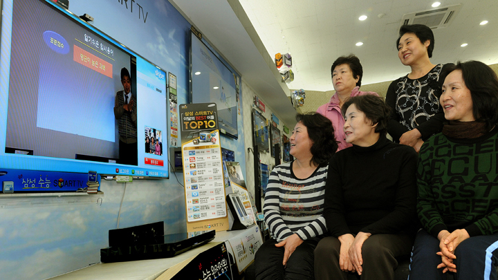스마트TV의 영상통화 기능을 이용, 전문가와 수험생을 1:1로 연결해 입시 전략 설명회 진행