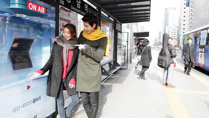 삼성전자, 버스 정류장에 울트라북 '뮤직쉘터' 설치