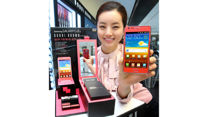 갤럭시SⅡ 핑크와 바비 브라운 메이크업 제품으로 구성된 리미티드 에디션 제작
