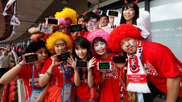 아이유와 삼성 갤럭시 서포터즈, 올림픽 축구경기 함께 응원
