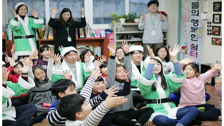 삼성전자 임직원들이 연말을 맞아 산타로 깜짝 변신해 지역 아동들과 즐거운 시간을 가졌다.