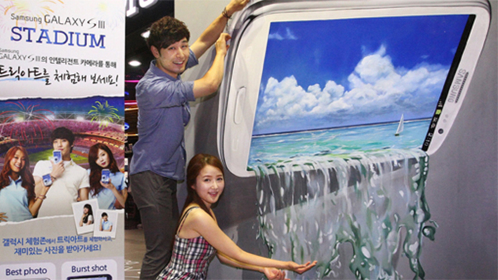 입체감이 느껴지는 트릭아트 포토존을 배경으로 '갤럭시 S Ⅲ'의 다양한 카메라 기능을 체험
