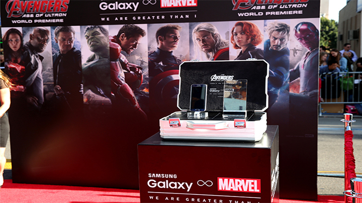 갤럭시 S6가 영화 ‘어벤져스: 에이지 오브 울트론’ (The Avengers: Age of Ultron)의 시사회장에 전시