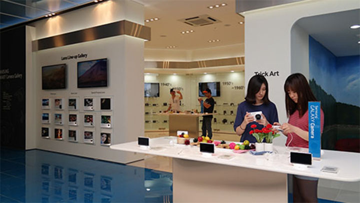 카메라의 모든 것을 관람객이 직접 체험할 수 있는 공간으로 구성