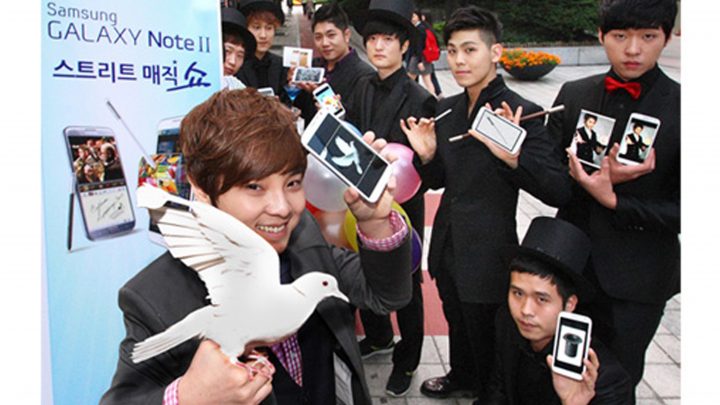갤럭시 노트 Ⅱ의 '에어뷰', '이지클립', '멀티윈도우' 기능들을 활용한 인기 마술사 최현우 등 10인의 마술쇼 진행