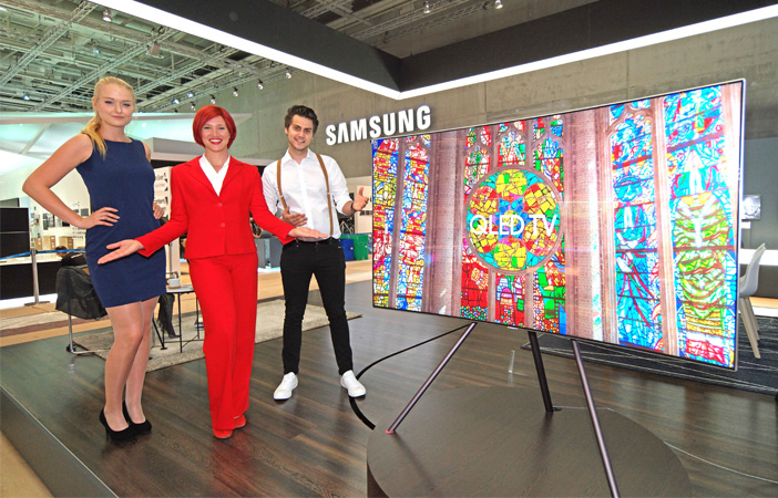 미스IFA(좌측에서 두번째)와 삼성전자 모델들이 메탈 퀀텀닷 기술로 풍부한 컬러볼륨과 압도적 화질을 자랑하는 QLED TV 옆에서 포즈를 취하고 있다.