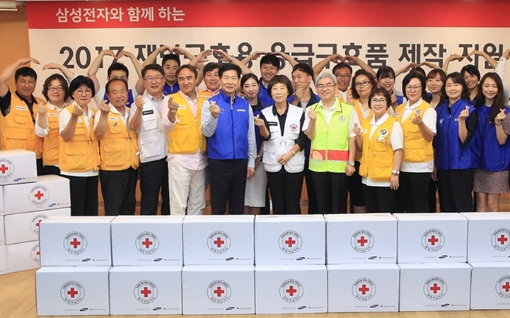 대한적십자에 재난 구호용 응급구호품 전달