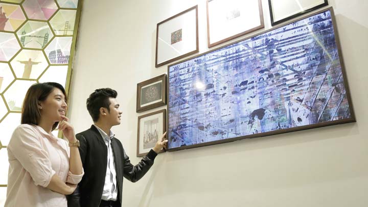 더 프레임 특별 전시관을 둘러보는 모습