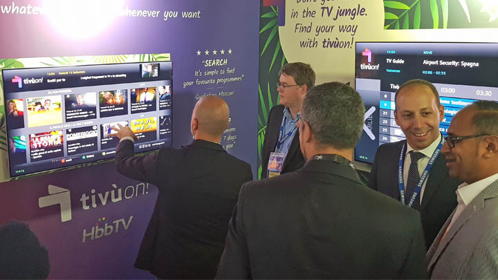 현지 방송업계 관계자들이 14일(현지시간) 부터 19일까지 네덜란드 암스테르담에서 진행되는 IBC 2017(International Broadcasting Convention) 삼성전자 부스에서 삼성 스마트 TV로 서비스 되는 티뷰앱을 살펴보는 모습