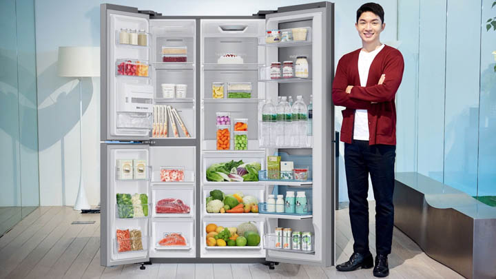 삼성전자 모델이 5도어 냉장고 H9000 옆에서 포즈를 취하고 있다