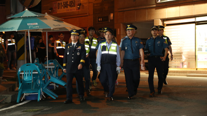 지난 6월, 삼성전자의 구미 '삼성 스마트시티' 임직원들이 자율방범대를 구성해 경찰과 함께 구미 시내 '수호천사' 활동을 펼치는 모습.