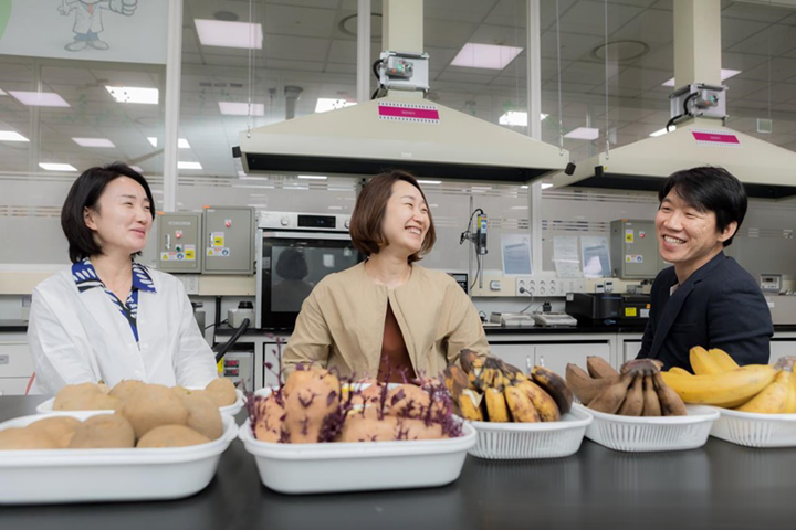 (왼쪽부터) 생활가전사업부 개발팀 민들레(책임), 개발팀 이명주(수석) 생활가전사업부 전략마케팅팀 장명수(과장)