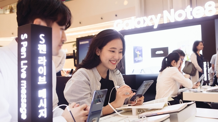 갤럭시 노트8 체험존에서 박선주 대학생 기자단이 체험하고 있다
