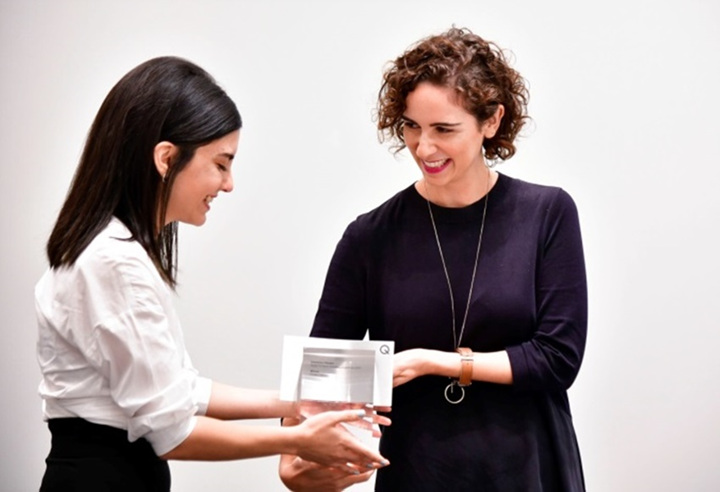 디자인 매거진 Dezeen 편집장인 000가 상패를 전달해 주고 있다.