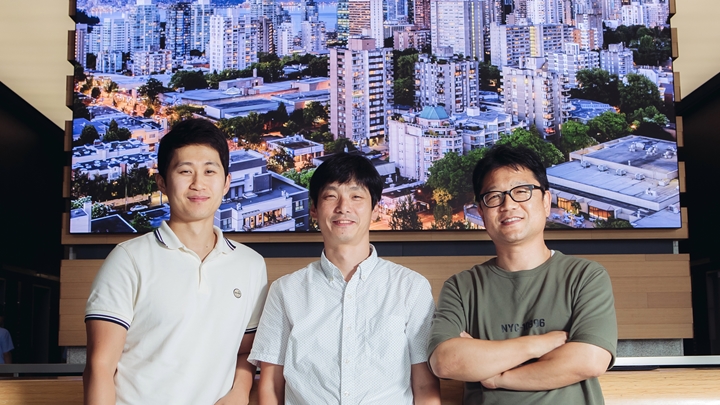 이 글은 LED 디스플레이 개발 업무에 참여한 조성필∙이호섭∙김대식(이상 삼성전자 VD사업부 개발팀, 사진 왼쪽부터)씨와의 인터뷰 내용을 기반으로 작성됐습니다(세 사람 뒤로 보이는 게 삼성전자가 개발한 고해상도 LED 대형 디스플레이입니다)