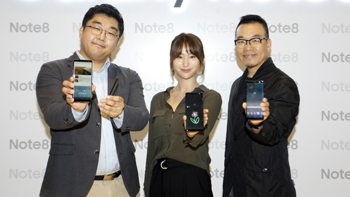 (사진 왼쪽부터) 갤럭시 노트8 미디어데이에서 제품을 소개한 이치성 웹툰 작가, 김다운 사진 작가, 김태영 로케이션 매니저