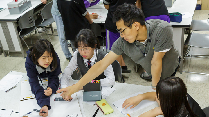 ▲ 끝 없이 ‘왜?’라는 질문을 던지며, 선생님과 함께 의문점을 풀어나가는 모습이다.