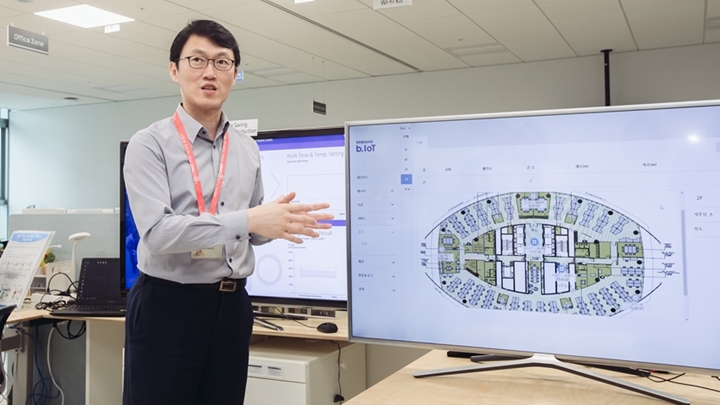 b.IoT 개념을 설명하고 있는 공동건씨