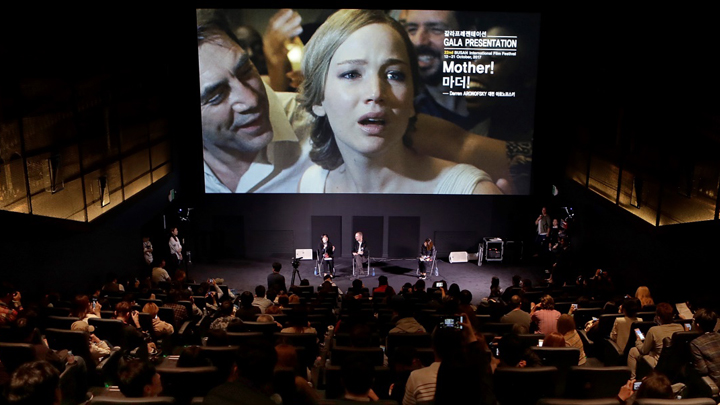 영화 마더 쇼케이스 현장 썸네일