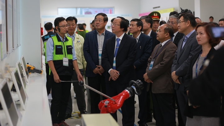 사업장 시설을 돌아보는 베트남 정부 관계자들