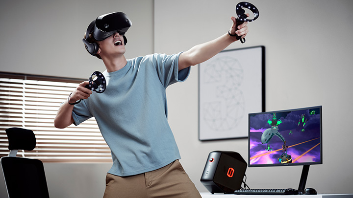 '삼성 HMD 오디세이'를 사용하고 있는 모습