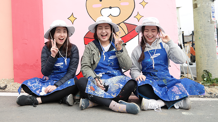 벽화 앞 세 명의 아가씨