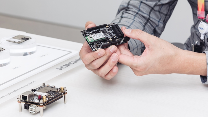 아틱을 이용한 ARTIK-710 Kit(왼쪽)과 ARTIK-053 Kit(오른쪽)