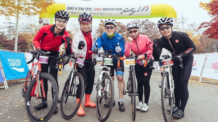 연천 DMZ 평화자전거대회 출발 전 5명의 동호회원들