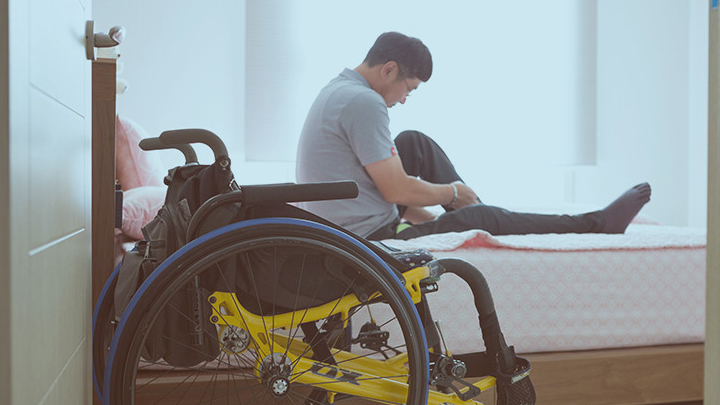 휠체어에 앉은 이창훈 씨