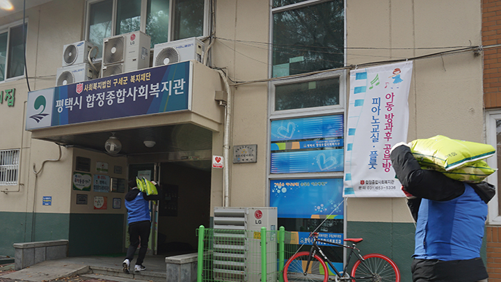 이날 희망 이음 봉사단은 총 20포의 쌀을 직접 운반했다