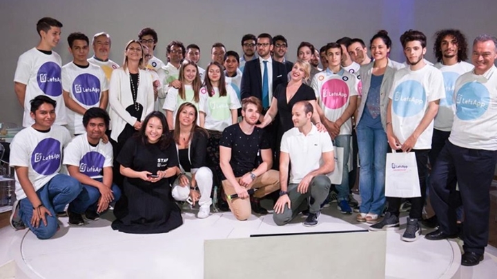 삼성 렛츠앱 해커톤(Samsung LetsApp Hacathon)’에서 우승한 이탈리아 토리노의 맥스웰 고등학교(I.I.S. J.C. MAXWELL) 학생들