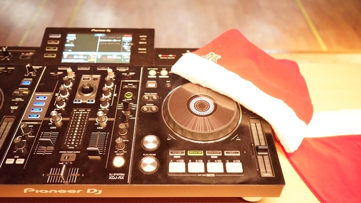 디제잉용 턴테이블 위 산타모자