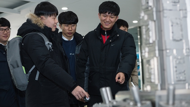 광주사업장을 견학 중인 학생들의 모습